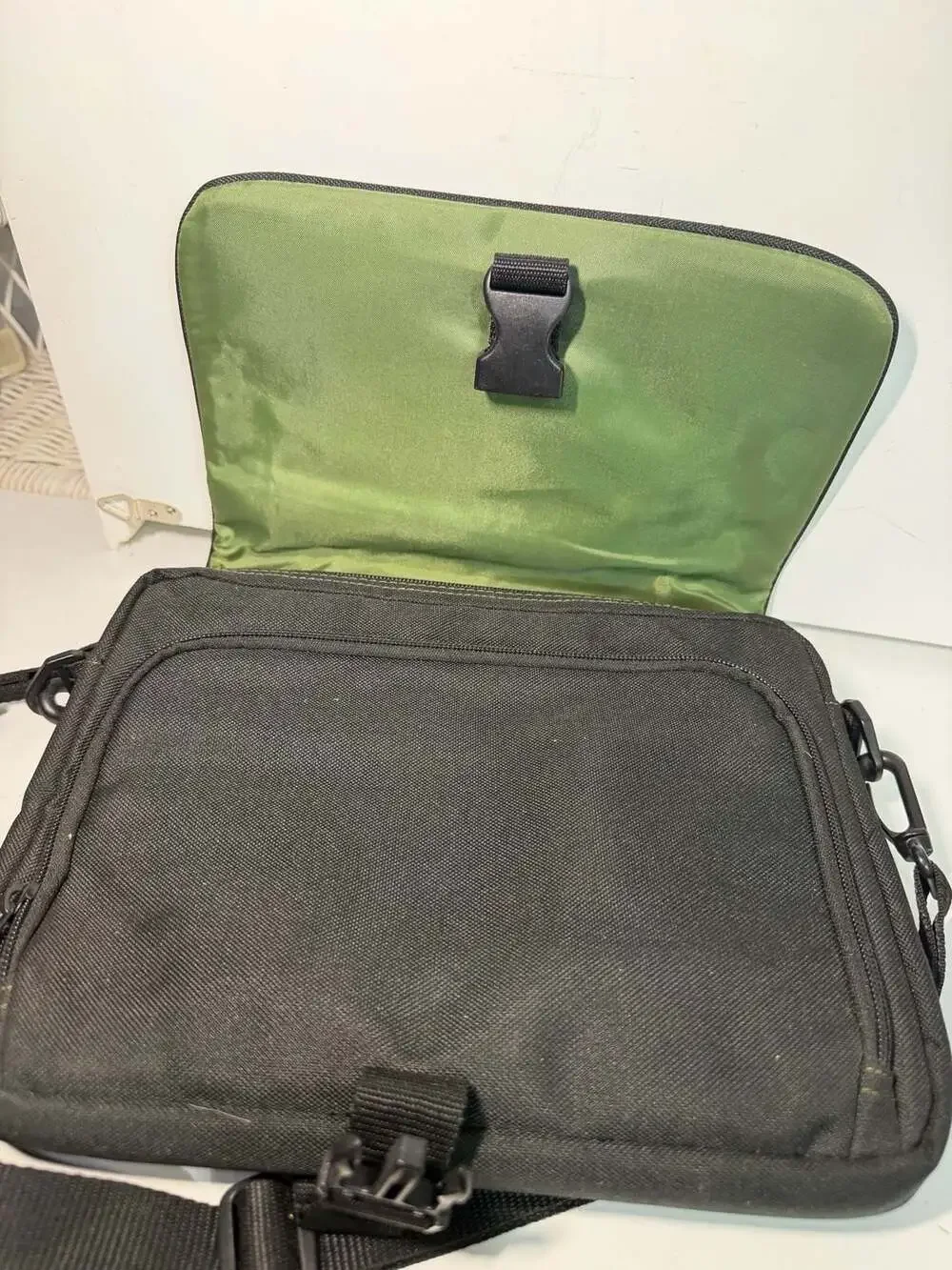 Targus Spruce Mini Messenger Tablet and Netbook Bag